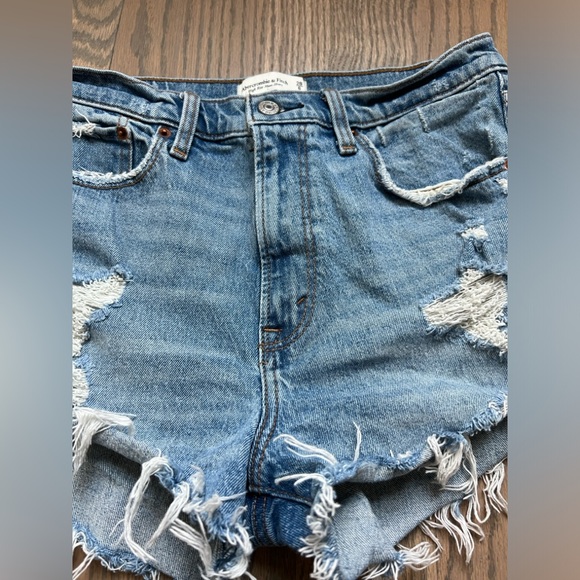 ABERCROMBIE & FITCH Distressed High-Rise The 2" Mom Shorts Cut-Off, Sz 28/6 - Picture 2 of 7